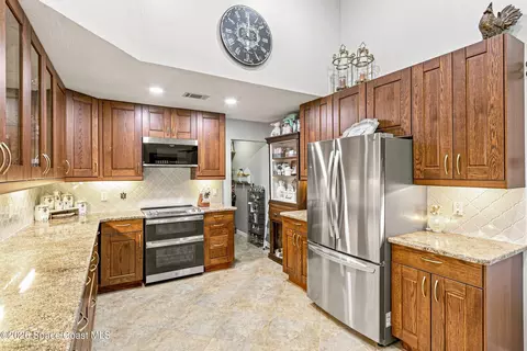 Kitchen - 910 Brookshire Cir, Malabar, FL 32950 photo 3 of 7
