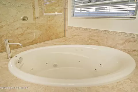 Bath - 4449 Chastain Dr, Melbourne, FL 32940 photo 2 of 4