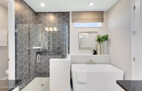 Bath - 1430 Ridge Tree Dr, Ormond Beach, FL 32174 photo 3 of 4