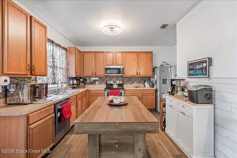 Kitchen - 3731 Largo Dr, Melbourne, FL 32901 photo 2 of 4