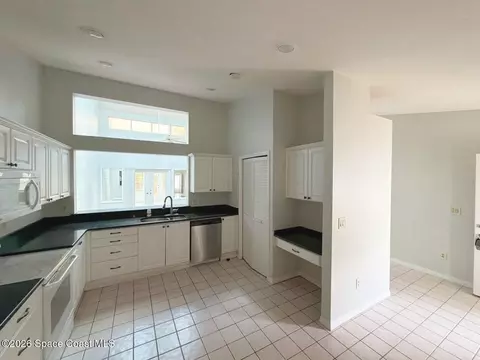 Kitchen - 607 Brookwood Pl, Melbourne, FL 32940 photo 2 of 2