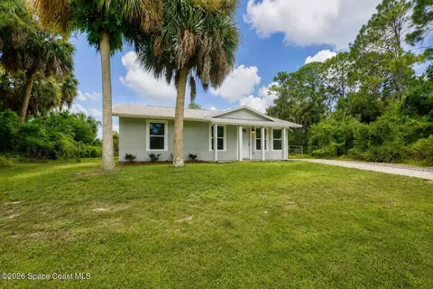 1076 Ivanhoe St NW, Palm Bay, FL 32907