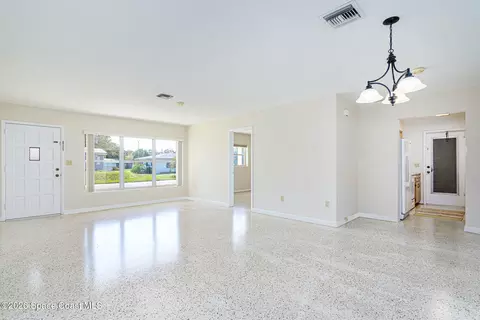 Living - 404 Bunker St, Melbourne, FL 32901 photo 2 of 5