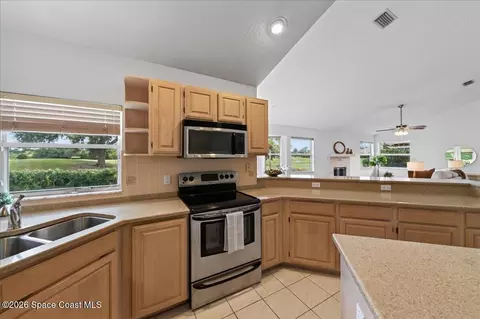 Kitchen - 569 Spring Lake Dr, Melbourne, FL 32940 photo 2 of 5