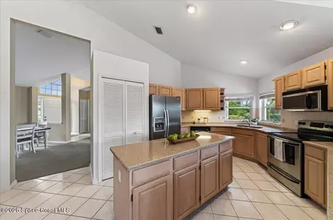 Kitchen - 569 Spring Lake Dr, Melbourne, FL 32940 photo 4 of 5