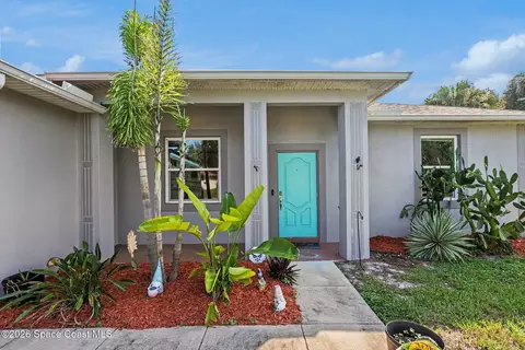 521 Borraclough Ave NW, Palm Bay, FL 32907