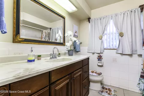 Bath - 506 Walker St, Melbourne, FL 32901 photo 2 of 3