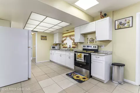 Kitchen - 506 Walker St, Melbourne, FL 32901 photo 2 of 4