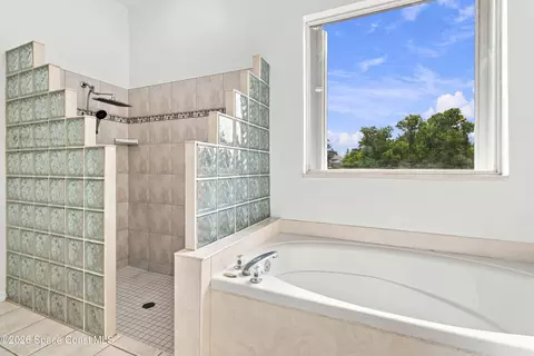 Bath - 511 Royston Ln, Melbourne, FL 32940 photo 3 of 4