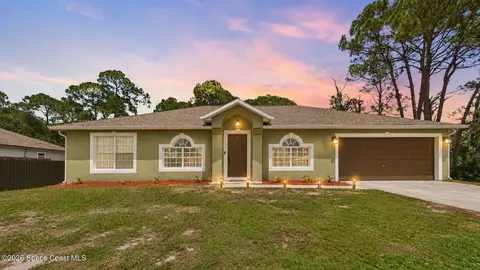 583 Edison St SE, Palm Bay, FL 32909