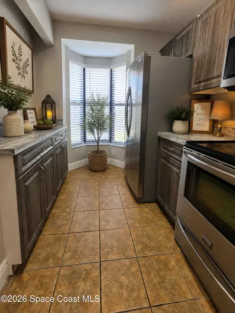Kitchen - 2510 King Oak Cir, Saint Cloud, FL 34769 photo 4 of 5