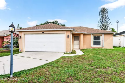Exterior - 4111 Bahama Ave, Melbourne, FL 32901 photo 4 of 9