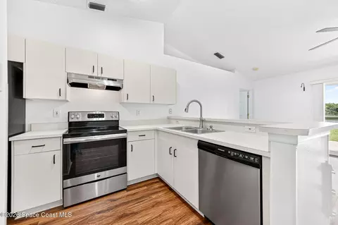 Kitchen - 4111 Bahama Ave, Melbourne, FL 32901 photo 2 of 3