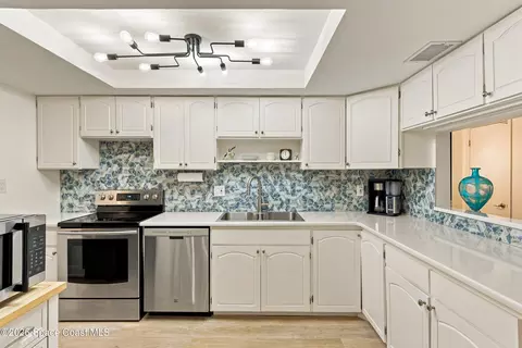 Kitchen - 1025 Rockledge Dr #401A, Rockledge, FL 32955 photo 2 of 5