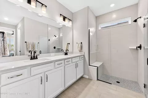 Bath - 8903 Nixie Ave, Melbourne, FL 32940 photo 4 of 4