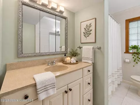 Bath - 620 Lund Cir, Melbourne, FL 32901 photo 2 of 3