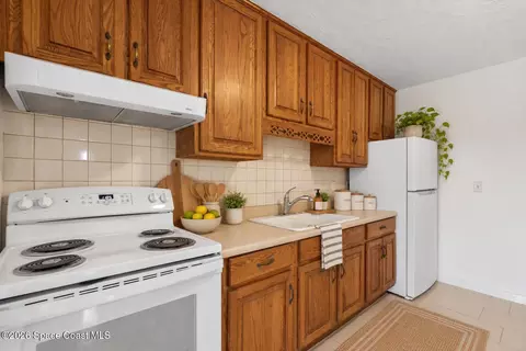 Kitchen - 620 Lund Cir, Melbourne, FL 32901 photo 2 of 5