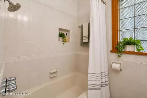 Bath - 620 Lund Cir, Melbourne, FL 32901 photo 3 of 3