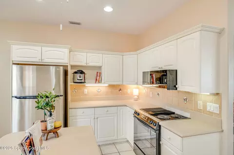 Kitchen - 4592 Braywick Ct, Rockledge, FL 32955 photo 4 of 10
