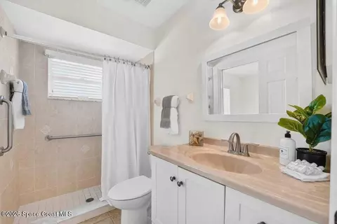 Bath - 4630 Sand Point Rd, Grant, FL 32949 photo 3 of 3