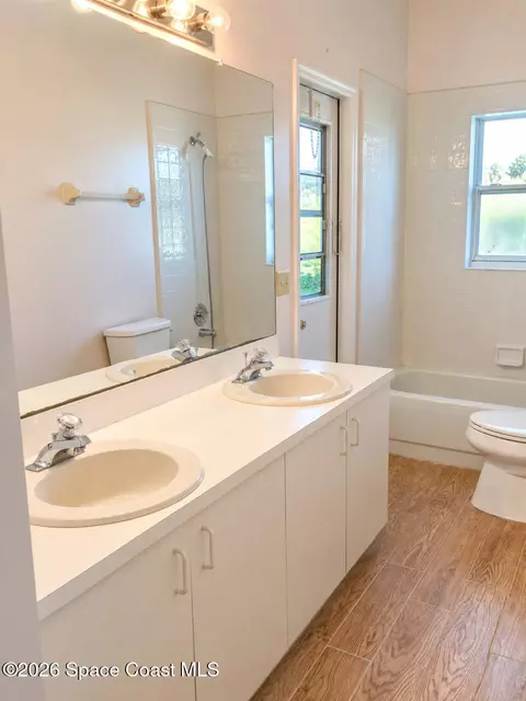 Bath - 2640 Forest Run Dr, Melbourne, FL 32935 photo 4 of 5