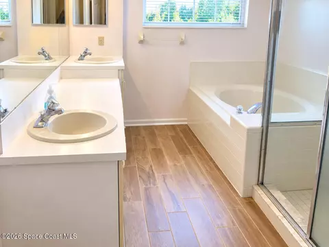 Bath - 2640 Forest Run Dr, Melbourne, FL 32935 photo 2 of 5