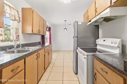 Kitchen - 512 Lincoln Rd, Cocoa, FL 32926 photo 2 of 2