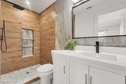 Bath - 990 Sparkman St, Melbourne, FL 32935 photo 1 of 2