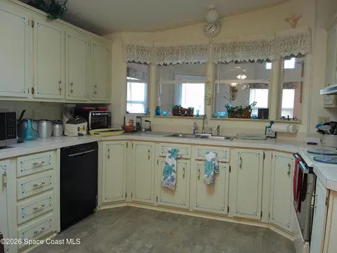 Kitchen - 162 Florence Blvd, Debary, FL 32713 photo 2 of 6
