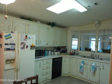 Kitchen - 162 Florence Blvd, Debary, FL 32713 photo 3 of 6
