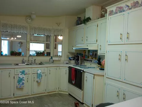 Kitchen - 162 Florence Blvd, Debary, FL 32713 photo 1 of 6