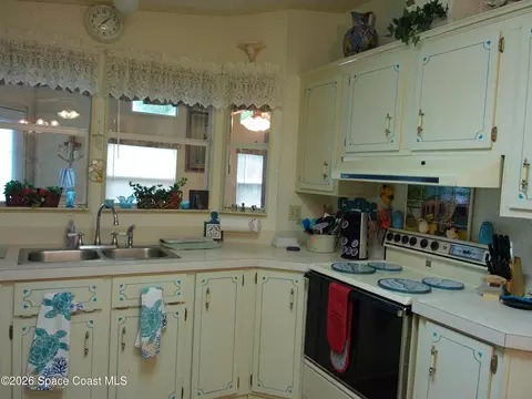 Kitchen - 162 Florence Blvd, Debary, FL 32713 photo 5 of 6