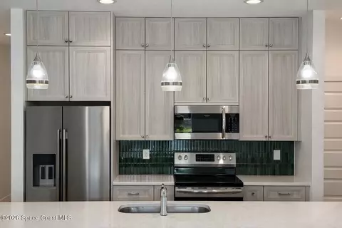 Kitchen - 913 Paddleboard Ct, Melbourne, FL 32935 photo 2 of 7