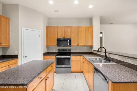 Kitchen - 4459 Chastain Dr, Melbourne, FL 32940 photo 4 of 5