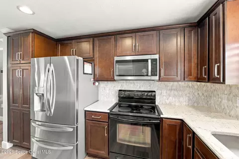 Kitchen - 5193 Bridge Rd, Cocoa, FL 32927 photo 3 of 5