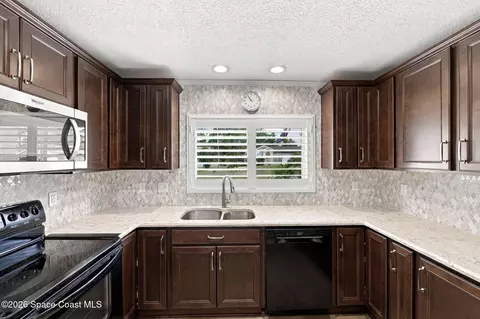 Kitchen - 5193 Bridge Rd, Cocoa, FL 32927 photo 4 of 5