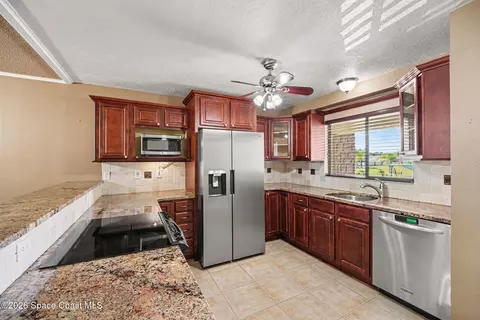 Kitchen - 100 Canebreakers Dr #209, Cocoa, FL 32927 photo 3 of 3