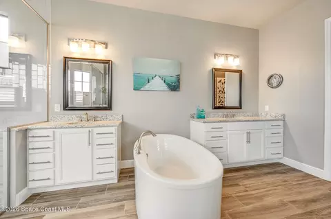 Bath - 5337 Kirkwall Cir, Melbourne, FL 32940 photo 2 of 6