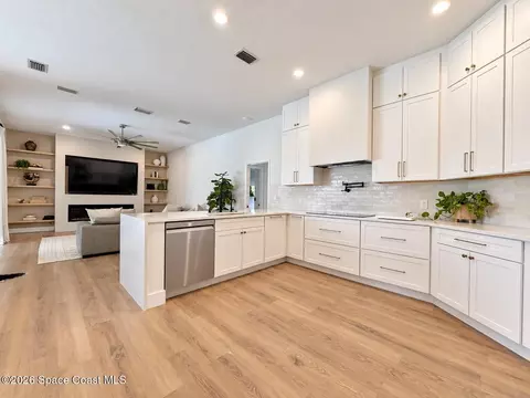 Kitchen - 329 Sandhurst Dr, Melbourne, FL 32940 photo 4 of 4