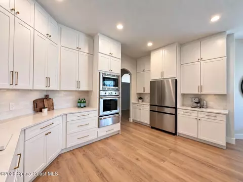 Kitchen - 329 Sandhurst Dr, Melbourne, FL 32940 photo 3 of 4
