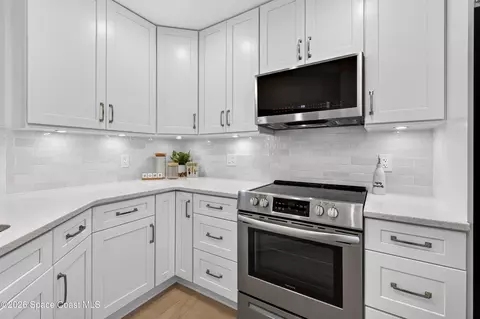 Kitchen - 734 Pine Island Dr, Melbourne, FL 32940 photo 6 of 7
