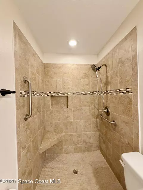 Bath - 550 Comanche Ave, Melbourne, FL 32935 photo 2 of 5