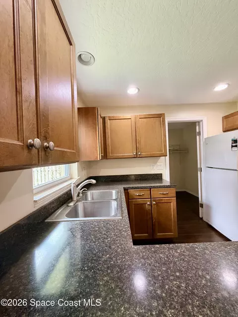 Kitchen - 550 Comanche Ave, Melbourne, FL 32935 photo 2 of 4