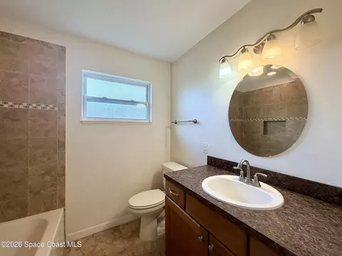 Bath - 550 Comanche Ave, Melbourne, FL 32935 photo 3 of 5