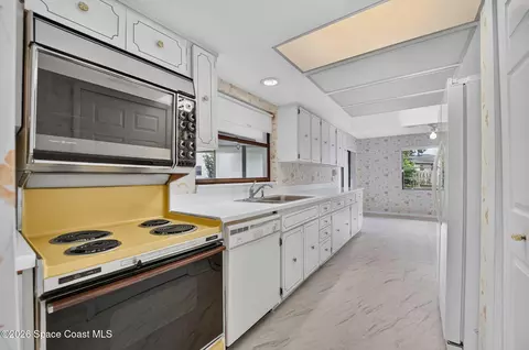 Kitchen - 911 Preston Trl, Melbourne, FL 32940 photo 3 of 4