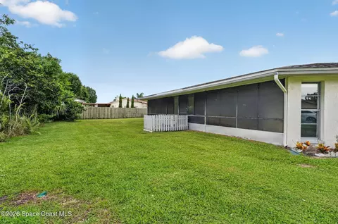 Exterior - 911 Preston Trl, Melbourne, FL 32940 photo 3 of 4