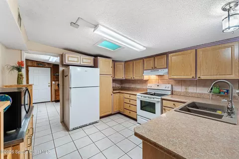 Kitchen - 241 Avenida Central, Indialantic, FL 32903 photo 3 of 6