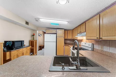 Kitchen - 241 Avenida Central, Indialantic, FL 32903 photo 4 of 6