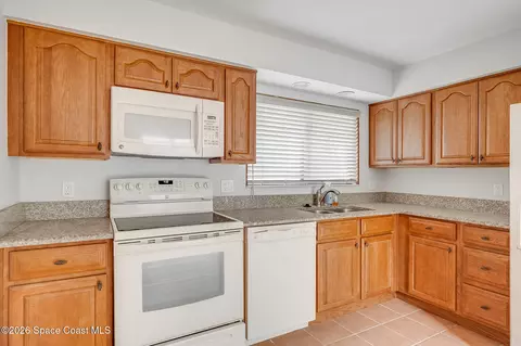 Kitchen - 305 Bayhead Dr, Melbourne, FL 32940 photo 2 of 2