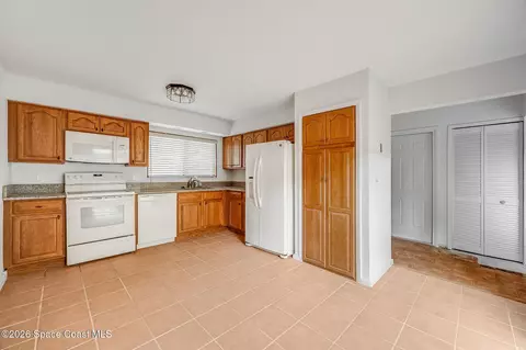 Kitchen - 305 Bayhead Dr, Melbourne, FL 32940 photo 1 of 2